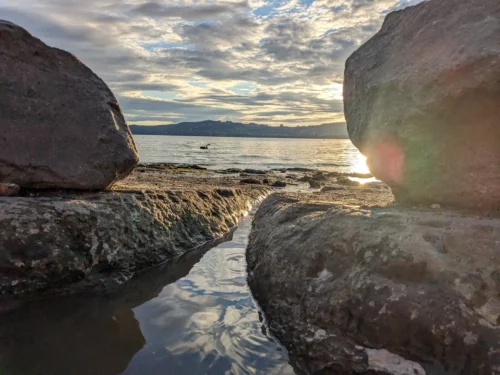 Nous finissons la journée par un bain chaud naturel dans le lac taupo. On entend au passage que le lactopou est le plus grand lac de Nouvelle-Zélande il se situe sur l'île du Nord et c'est en fait un ancien cratère !