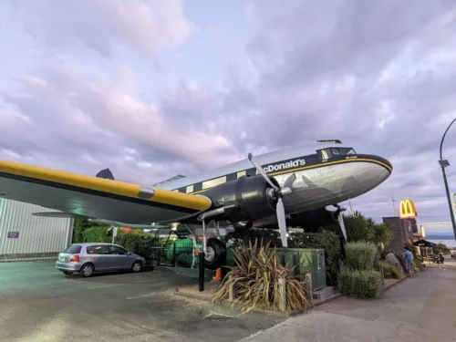 On y trouve aussi le McDonald's élu le plus cool du monde car une salle de restauration se trouve installé dans une véritable carlingue d'avion