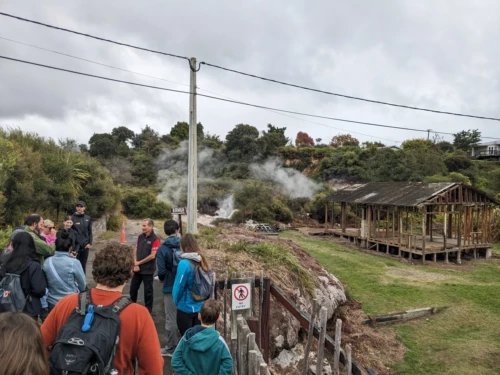 Toujours dans la ville de Rotorua, nous allons visiter un village maori toujours habité. Les Maoris ont survécu au colonialisme notamment grâce au tourisme qu'ils ont amélioré de génération en génération. Ils étaient auparavant payer une misère pour héberger les touristes chez eux et s'occuper de a à z