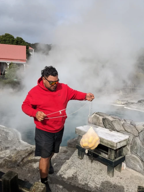 Et maori mise en place toutes sortes de système pour exploiter l'eau bouillante temps en cuisine quand on hygiène. Il maîtrise parfaitement la température à laquelle ils veulent l'utiliser. Ici John John nous a préparé en quelques minutes du maïs très sympa et qui attire aussi les oiseaux