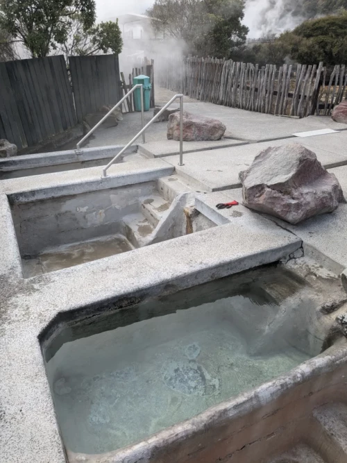 Les Maoris n'ont pas de salle de bain privative mais c'est bien public qui sont alimentés par des gouttières afin de contrôler la température à laquelle l'eau se retrouve. L'eau a une texture graisseuse dû au minéraux qu'elle contient