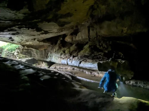 L'après-midi, ne dirigeons vers une grotte peut touristique dans laquelle nous sommes censés trouver des vers luisant.