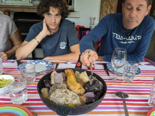 On offre le Bougna, plat local phare composé
habituellement de poisson, de tubercules tels que des taros, patates
douces, ou ignames, de bananes poingo, le tout cuit dans du lait de coco
à l'intérieur de feuilles de bananiers entourées de pierres chaudes
sous terre, acheté au marché à nos hôtes, mais ça semble pas leur plaire plus que cela