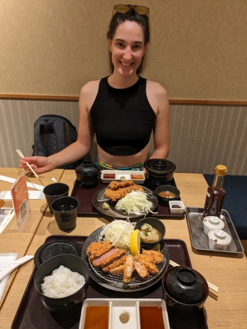 Nous essayons un tonkatsu, c'est comme le Katsudon sauf que c'est de la viande de veau. Pour ma part j'y ai essayé du saumon aussi et c'était délicieux. Ça fondait dans la bouche