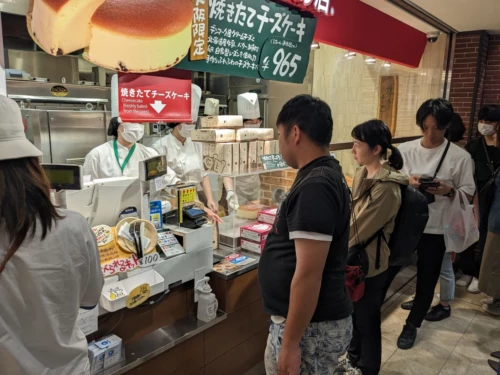 Il y a deux boutiques où les gens sont prêts à faire la queue pendant plusieurs dizaines de minutes au niveau de la gare de eShin Osaka. Il s'agit de orai 5 1 1. Une boutique de raviolis chinois. Il y a aussi une boulangerie qui fait des cheesecake qui bouge comme une gelée anglaise quand on les secoue. Nous avons essayé les deux et c'est très sympa mais pas non plus une folie addictive.