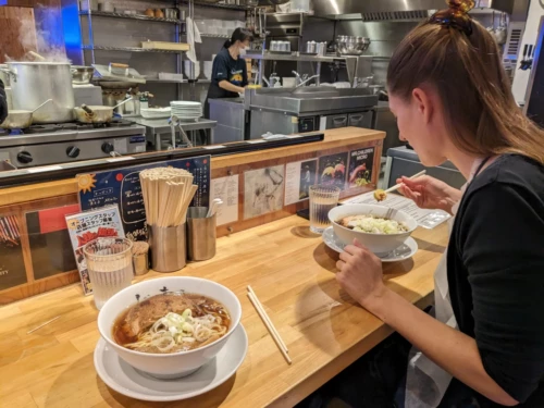 Nous essayons un autre restaurant de ramen très recommandé à côté de chez nous, on fait forcément la queue pendant plus de 30 minutes sous la pluie cette fois, et c'est très bon mais pas renversant