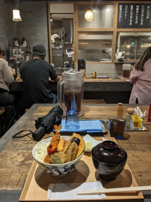 Nous retournons aussi à notre restaurant 4 soudone de Proust virgule situé au coeur de Kyoto ils servent de très bons là avec pièces de port de crevettes et de légumes