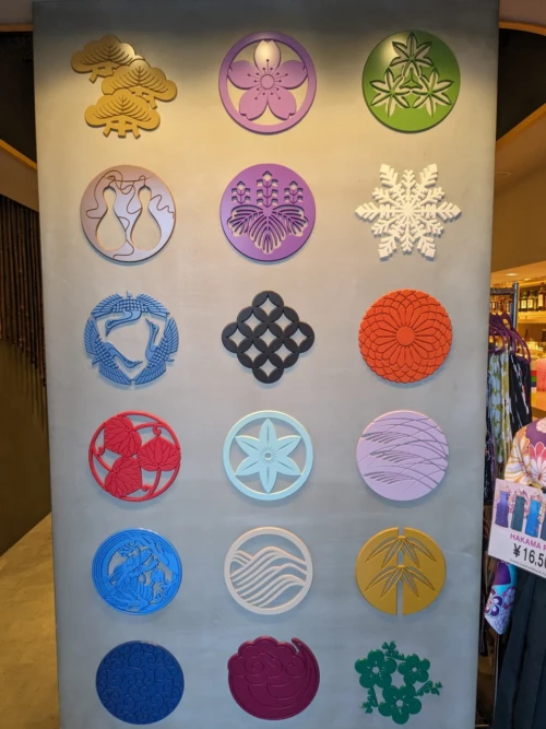 Nous croyons comprendre qu'il est de coutume d'avoir son propre écusson de clans dans toutes les familles japonaises. voici une boutique dédié à cela