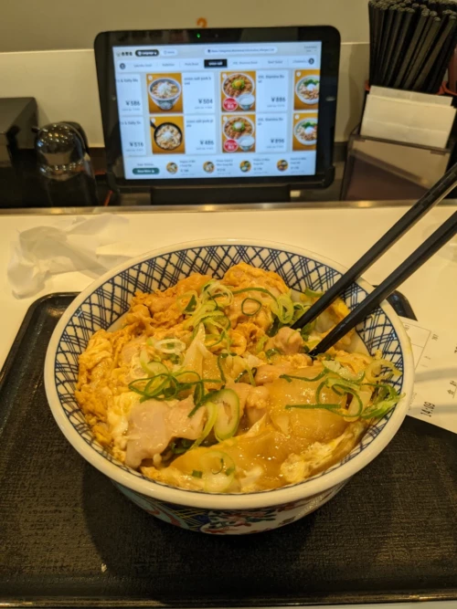 On se fait aussi un fameux guydon, sans doute l'un des plats les moins coûteux au restaurant au Japon et c'est très beau
