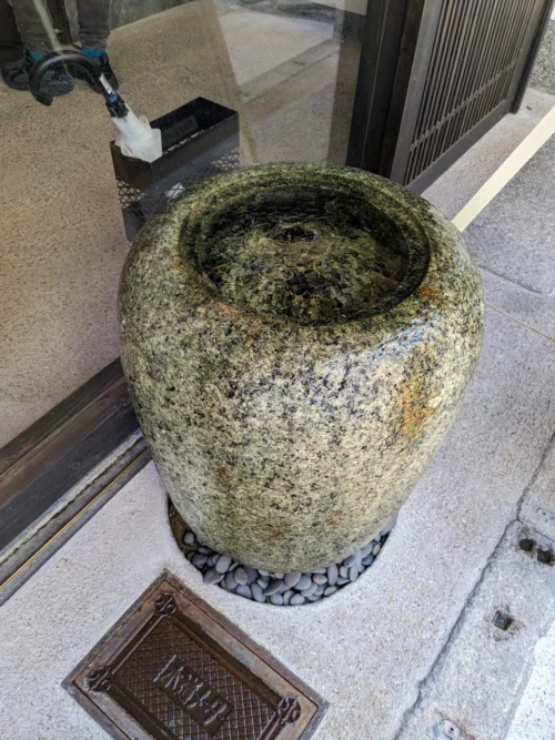 Beaucoup de jardin japonais sont construits sur le thème de la pierre et de l'eau qui coule et le mariage des deux tel que ici est plaisant