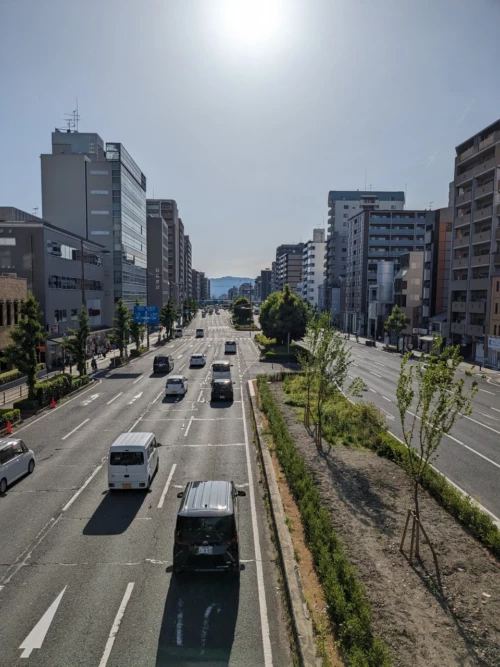 Vu depuis un pont qui enjambe la route de Kyoto. il est assez fréquent dans les grandes villes de faire des ponts pour piétons afin de traverser la route car les feux peuvent prendre plusieurs minutes avant de passer au vert
