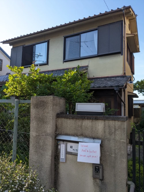 La maison de notre hôte qui nous accueille très gentiment chez lui. la maison est assez grande car elle est double on est donc très confort à 4