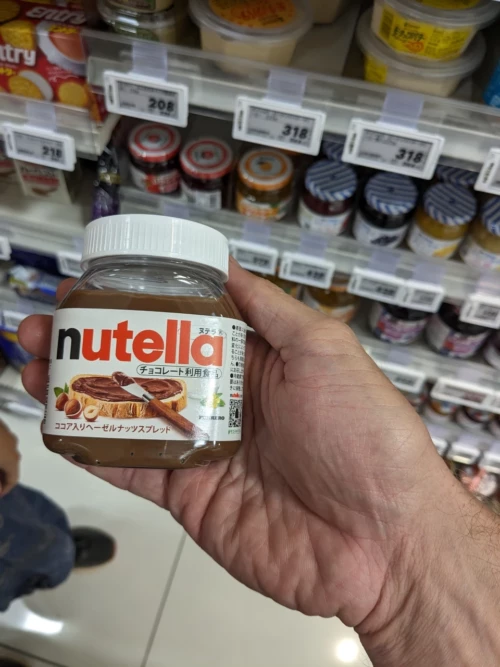 On est assez attristé de ne pas trouver de Nutella facilement au Japon ou en tout cas pas dans des formats acceptables. en me renseignant j'apprends que les Français sont les plus grands consommateurs de Nutella au monde point et pour satisfaire mon envie, je commande un pot de 1 kg sur Amazon Japon