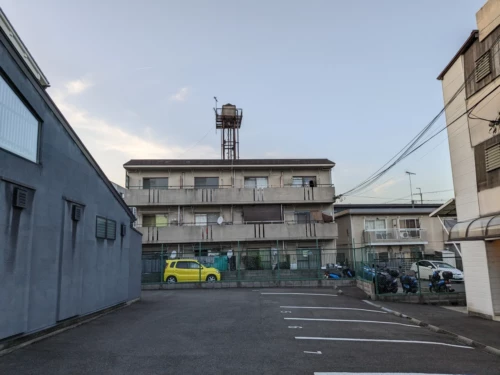 Une fois de plus virgule on apprécie de voir des bâtiments à la limite de la vétusté mais toujours fonctionnel bien qu'on soit au Japon différents notre imaginaire est un pays à la pointe de tout