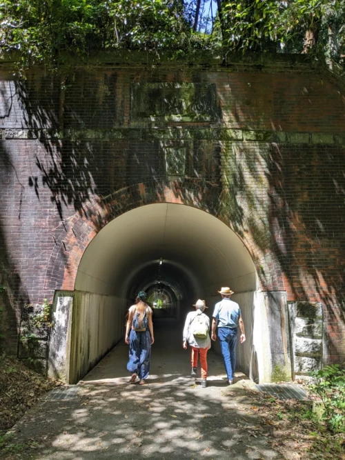 Nous plaçons dans un tunnel pour piéton et cyclistes virgule qui nous rappelle bien sûr le début du film le voyage de chihiro