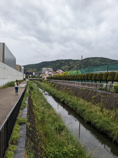 Nous tentons une excursion running le long de la rivière de cette ville périphérique à Kyoto. C'est très joli et calme, on adore