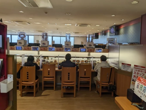 Certaines personnes n'hésitent pas à venir seul dans ce genre de restaurant sans doute pour déjeuner à la pause du midi