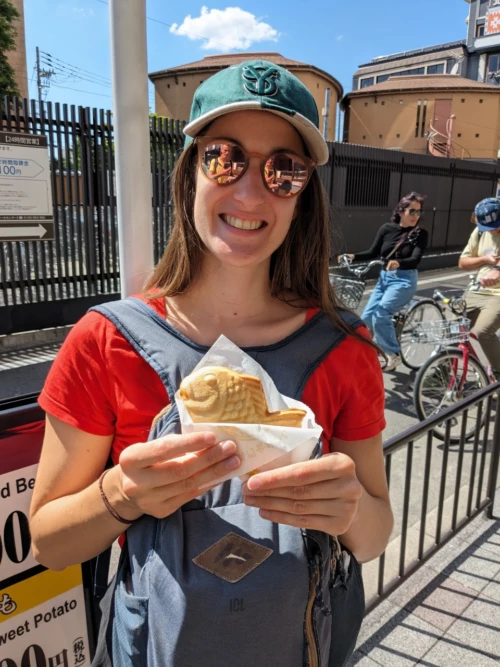 On teste plusieurs taiyaki, des gaufres en forme de poisson fourré aux haricots rouges ou à la patate douce ou bien à la crème costarde. On a trouvé notre favoris et ce n'est pas celui de la photo