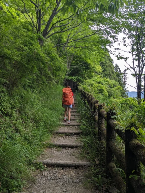 Nous voyageons avec un gros sac à dos pas trop lourd et un sac de nourriture que nous alternons afin de nous soulager des épaules