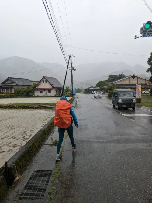 Jour 2, nous comptions enchaîner sur une deuxième journée de rando mais la pluie bouleverse nos plans. Nous prenons un jour de repos et le lendemain nous ferons la randonnée