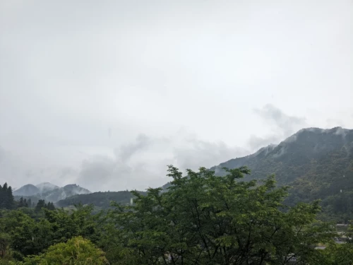 Les montagnes restent magnifiques malgré la mauvais temps avec les nuages qui s'accrochent dans les montagnes