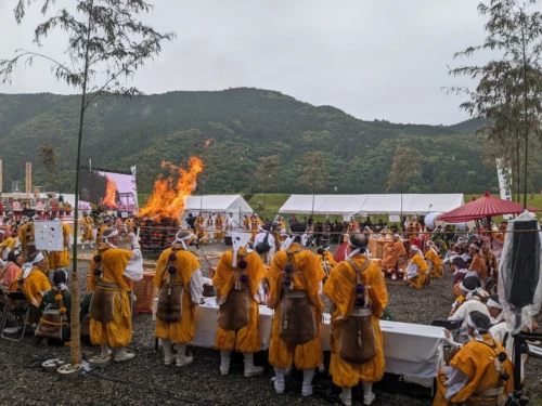 C'est dimanche et donc un jour de célébration nous assistons à un rassemblement de moine malgré la pluie