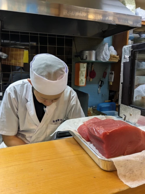 Nous déjeunons dans un restaurant de sushi recommandé dans la ville, c'est très peu cher et les tranches de thon sont succulentes et fonde dans la bouche