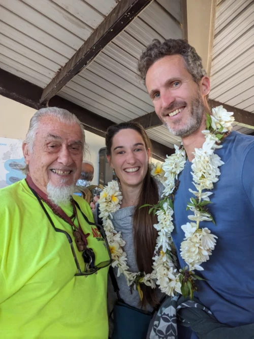 Jean Saucour, 80 balais, nous acceuille avec des colliers de fleurs. Quel bonhomme, il enchantera notre séjour d'une semaine sur cette île