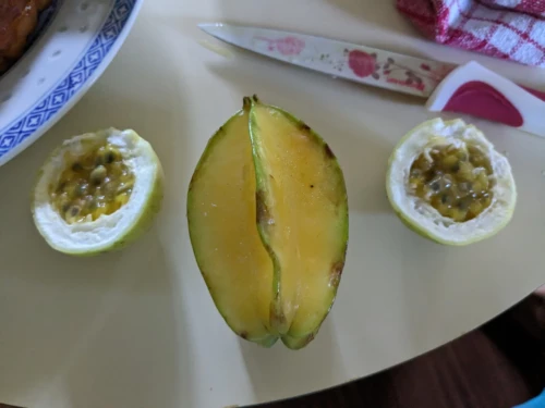 Les caramboles du jardin et surtout les fruits de la passion, le tout offert par Jean et ça agrémente bien nos petits déjs