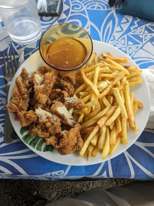 Poulet citron frites. On réalise que les plats en friture sont un fléau pour les polynésiens qui en usent en abusent