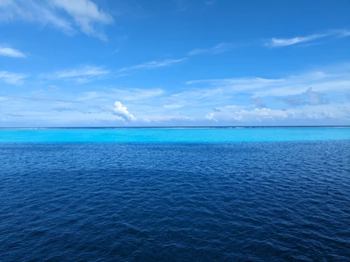 C'est parti pour Tahaa, une île à l'ouest de Tahiti et accessible en plusieurs heures de ferry seulement