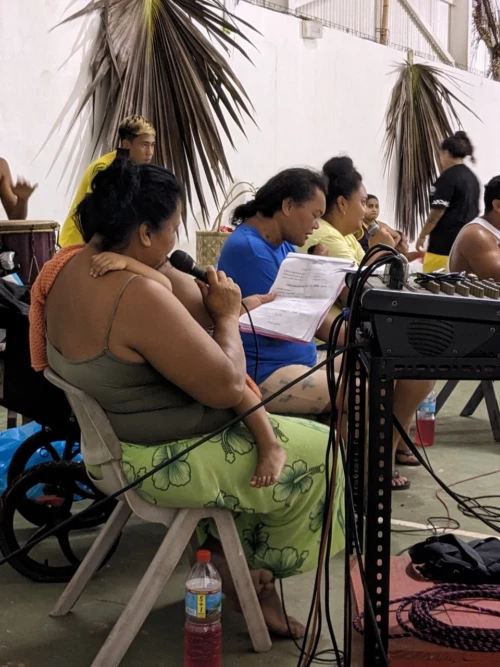 On a la chance d'assister aux répétitions de danse et de chants tahitiens en vue du festival de Juillet