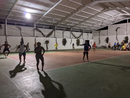 La répét se fait dans le gymnase du village, et les enfants jouent autour tandis que les parents dansent