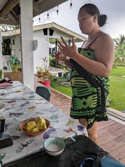 Notre hotesse, Nathalie, nous partage du "uru", le fruit de l'arbre à pain cuit pendant 30 mins au coin du feu et accompagné de lait de coco, c'est bon