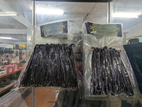 On trouve enfin de la vanille de Tahaa. Ca parfumera nos valises jusque la fin de notre tour du monde et malgré le plastique scellé