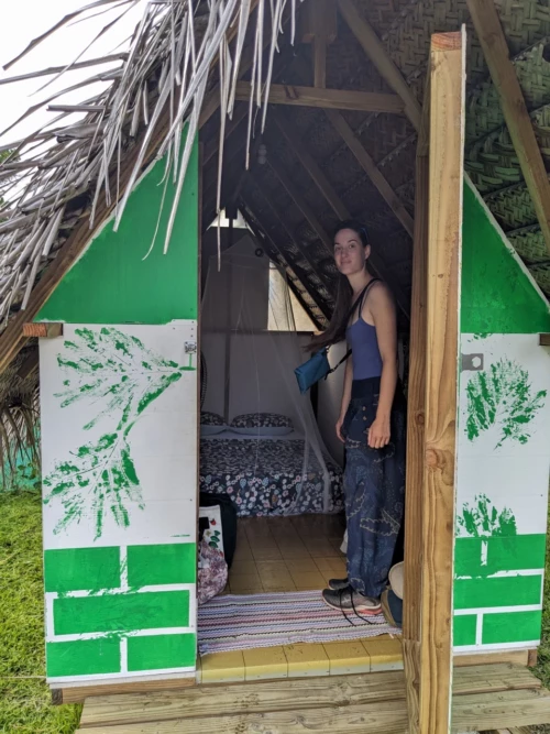 Notre cabane, il y a un lit et un ventilateur et une moustiquaire (trop petite) dans le camping de Moanarani géré par Waren