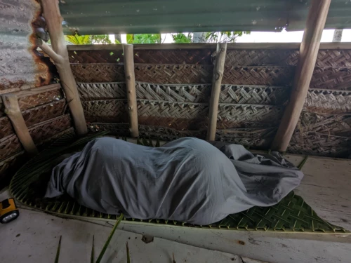 On dort sur des planches en bois sans oreillers, c'est le point dur de cette excursion. Le vent a chassé les moustiques toute la nuit au moins