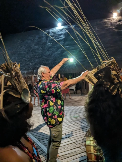 Et on retient surtout le gros touriste bof qui éblouit les danseurs avec sa lampe pour faire des photos...
