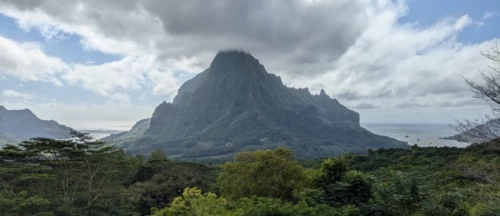 C'est parti pour Teahupo et la fameuse vague des surfeurs. On se rend compte que Tahiti est magnifique dès qu'on quitte Papeete