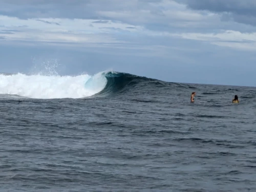 La vague est grande et impressionnante, mais pas sûr que les efforts déployés pour la voir en valaient le coût